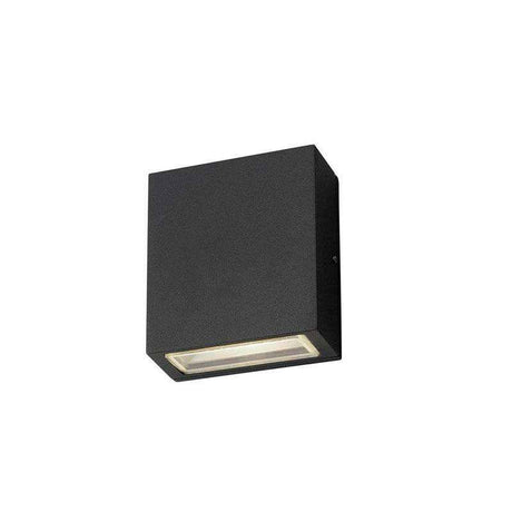 Luminaria led realizada en aluminio de gran calidad y lacado en color gris pavonado para la iluminación de paramentos verticales. Emite un haz de luz sin emisión de calor y gran eficiencia. Lámpara ideal para combinar diferentes tipos de iluminación tanto en interiores como en exteriores.