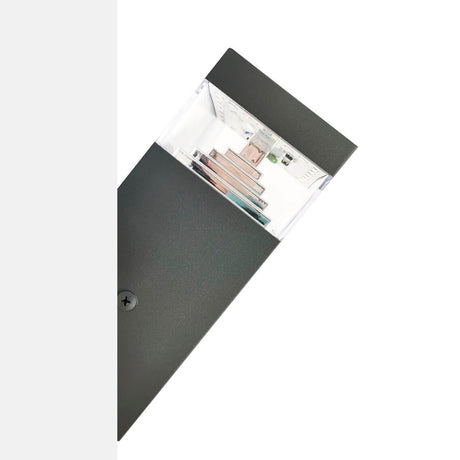 Aplique de pared led fabricado en acero y policarbonato extremadamente resistente a los rayos solares. Además de estar fabricadas con un IP44 que le hace apto para exteriores.