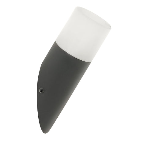 Aplique de pared led fabricado en acero y policarbonato extremadamente resistente a los rayos solares. Además de estar fabricadas con un IP44 que le hace apto para exteriores. Permite alojar una bombilla E27