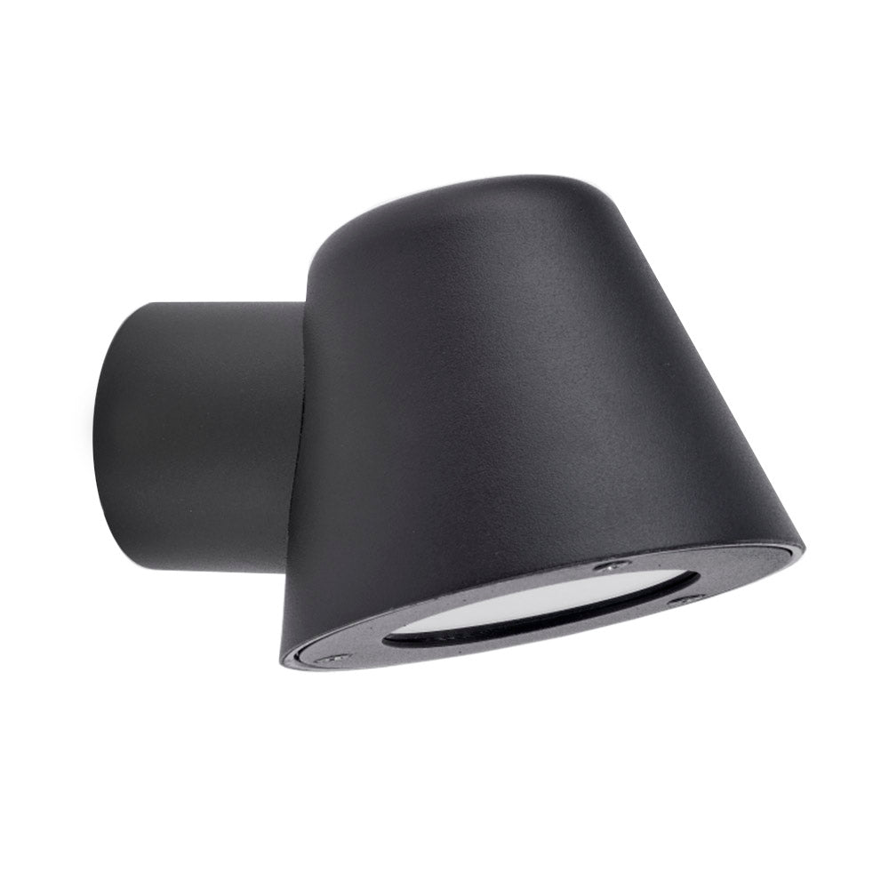 Aplique de pared led fabricado en acero y policarbonato extremadamente resistente a los rayos solares. Además de estar fabricadas con un IP44 que le hace apto para exteriores. Permite alojar una bombilla GU10