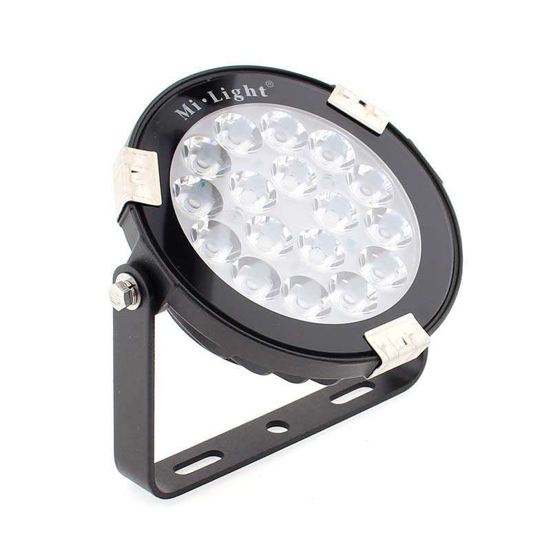 Foco proyector orientable de exterior LED con estaca para su fijación al suelo. Altas prestaciones y gran resistencia (IP65). Ofrece máximo control y amplias posibilidades de decoración con luz RGB y luz blanca ajustable desde 2700K a 6500K.