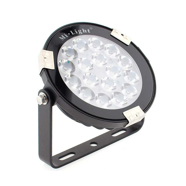 Foco proyector orientable de exterior LED con estaca para su fijación al suelo. Altas prestaciones y gran resistencia (IP65). Ofrece máximo control y amplias posibilidades de decoración con luz RGB y luz blanca ajustable desde 2700K a 6500K.