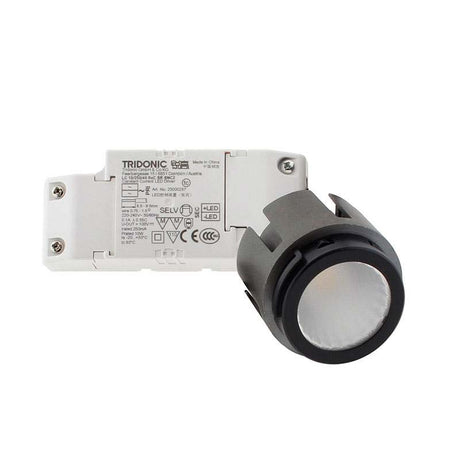 Foco Spot LED de calidad profesional con chip LED de alta potencia lumínica BRIDGELUX E8, driver led TRIDONIC y disipador de aluminio de diseño patentando que alarga la vida útil y garantiza un flujo luminosos estable a lo largo del tiempo. Con un CRI >90 que asegura una perfecta reproducción cromática. Especialmente indicado para los Housing HOTEL Spot.