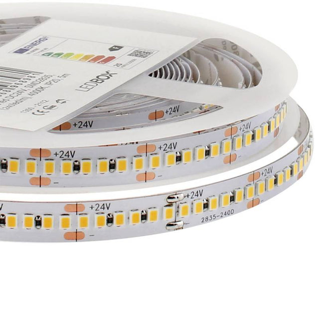 Tira LED de alta potencia lumínica SMD2835. Incorpora cinta adhesiva 3M-300LSE de máxima calidad para colocar la tira en cualquier superficie. Tira de 5 metros.