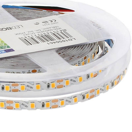 Rollo de tira LED monocolor de 5 metros (120 Leds/metro) especialmente indicado para la adaptarse a cualquier contorno, permite hacer curvas y ángulos de 90 grados gracias a su PCB de solo 6mm de ancho en forma de Zig-Zag. Chip SMD2835 de bajo consumo. Material flexible adaptable a cualquier superficie. En el dorso cuenta con un potente adhesivo 3M para colocar la tira en cualquier superficie.