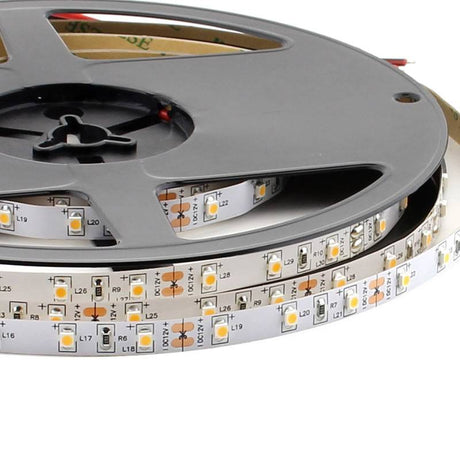 Rollo de tira LED monocolor de 5 metros (60 Leds/metro) de calidad superior. Con chip led Epistar SMD3528 de bajo consumo. Material flexible adaptable a cualquier superficie. En el dorso cuenta con un potente adhesivo 3M para colocar la tira en cualquier superficie. Genera poco calor y tiene un coste de mantenimiento muy bajo.