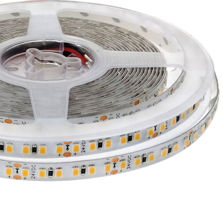 Tira LED con el nuevo Chip Samsung de alta potencia lumínica SMD2835. Incorpora cinta adhesiva 3M-9080HL de máxima calidad para colocar la tira en cualquier superficie. Tira de 5 metros con 840 led de alto brillo y un elevado CRI 90 que proporciona una luz espectacular.