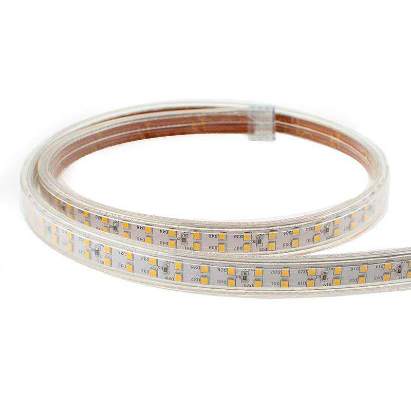 Tira led de 1 metro de doble tira LED flexible SMD2835 de alta tensión que se conecta directamente a la red eléctrica de 220V mediante un alimentador, está fabricada con componentes de alta calidad, permite una alta disipación del calor y son impermeables gracias a la cubierta transparente de PVC. Por su flexibilidad y alta luminosidad es ideal para crear una iluminación de calidad en todo tipo de ambientes, tanto en interiores como en exteriores.