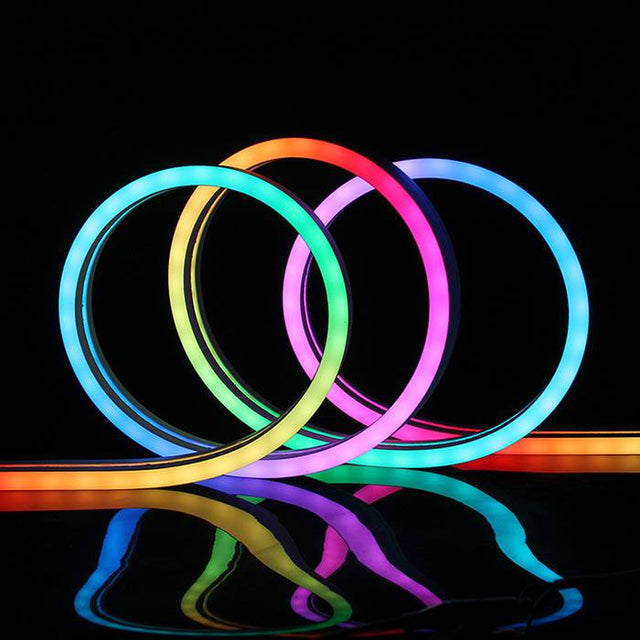 NEON Flex RGB en Tubo de silicona de máxima calidad y perfecta difusión de la luz. Con múltiples ventajas sobre los tradicionales NEON de PVC. Ideal para decoración, perfilar con luz, rotulación, interiorismo, etc.