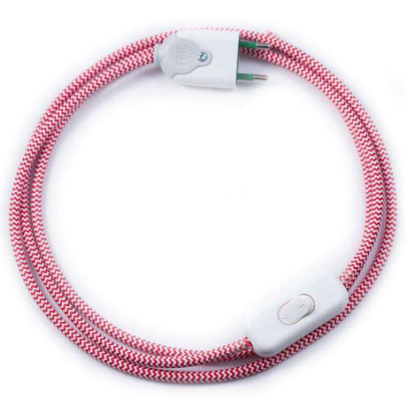 Cable eléctrico textil con interruptor y enchufe. Consta de dos hilos de sección 2x0,75mm y aislamiento de PVC. Capacidad de corriente de 6A.