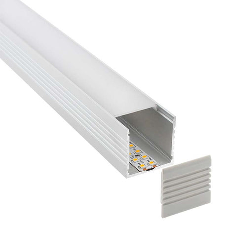 Kit que incluye perfil de aluminio, cubierta opal y tapas laterales. Para proteger y ocultar las tiras led, lo que permite realizar instalaciones profesionales, limpias y con estilo.