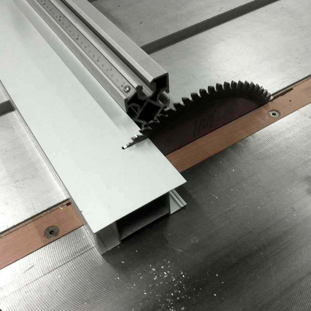 Servicio de corte de perfil de aluminio según necesidades. Listo para instalar. NOTA: Los productos cortados a medida no se admitirá su devolución al estar personalizados.