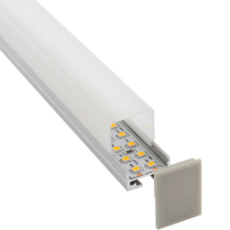 Kit que incluye perfil de aluminio ALKAL con cubierta opal más alta y tapas laterales. Para proteger y ocultar las tiras led, lo que permite realizar instalaciones profesionales, limpias y con estilo.