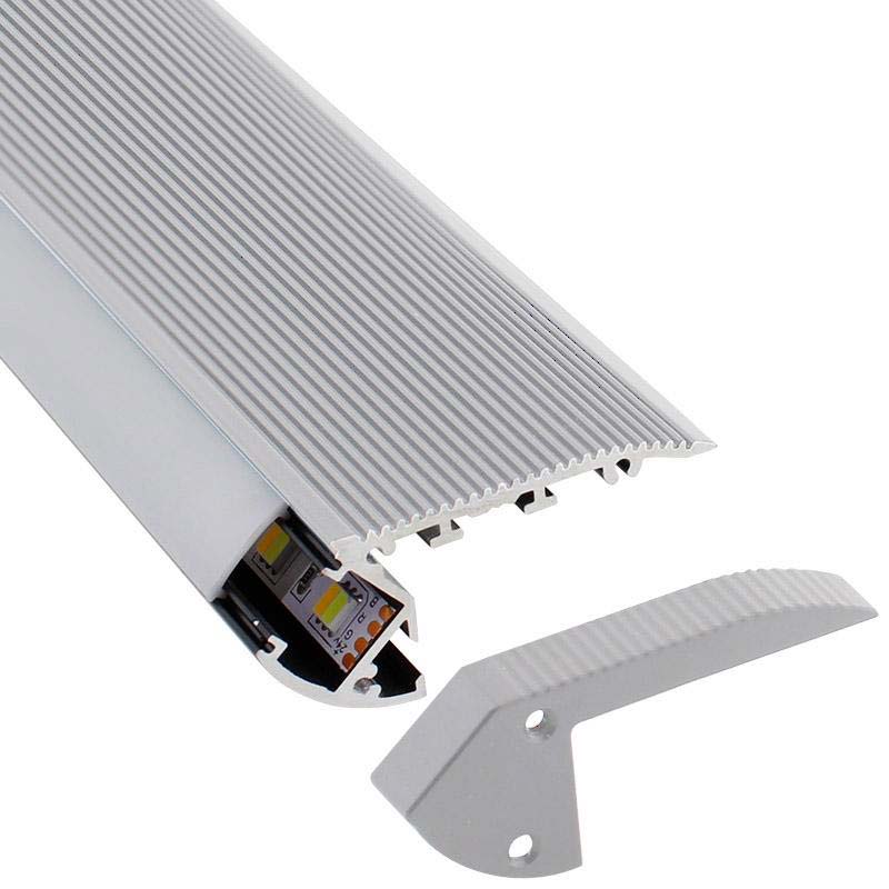 Kit que incluye perfil de aluminio anodizado, cubierta opal y tapas laterales. Indicado para instalación en los peldaños de las escaleras para señalizar los pasos, como en cines, teatros, etc.
