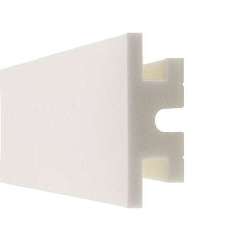 Moldura fabricada en poliestireno extruido diseñada para instalación de iluminación lineal led. La combinación entre los perfiles de aluminio, molduras de poliestireno y tiras led, ofrecen un acabado distinguido a tus proyectos más exigentes.