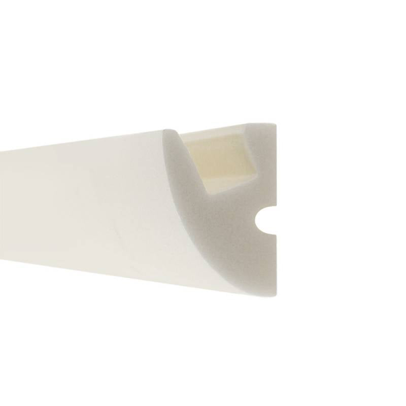Moldura fabricada en poliestireno extruido diseñada para instalación de iluminación lineal led. La combinación entre los perfiles de aluminio, molduras de poliestireno y tiras led, ofrecen un acabado distinguido a tus proyectos más exigentes.