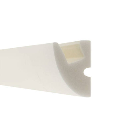 Moldura fabricada en poliestireno extruido diseñada para instalación de iluminación lineal led. La combinación entre los perfiles de aluminio, molduras de poliestireno y tiras led, ofrecen un acabado distinguido a tus proyectos más exigentes.