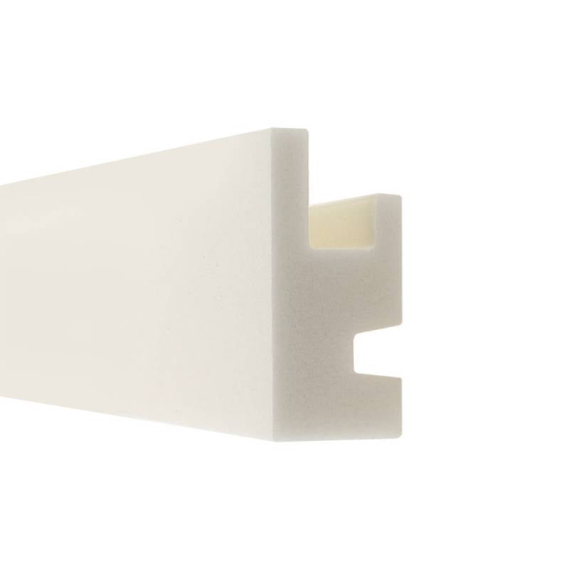 Moldura fabricada en poliestireno extruido diseñada para instalación de iluminación lineal led. La combinación entre los perfiles de aluminio, molduras de poliestireno y tiras led, ofrecen un acabado distinguido a tus proyectos más exigentes.
