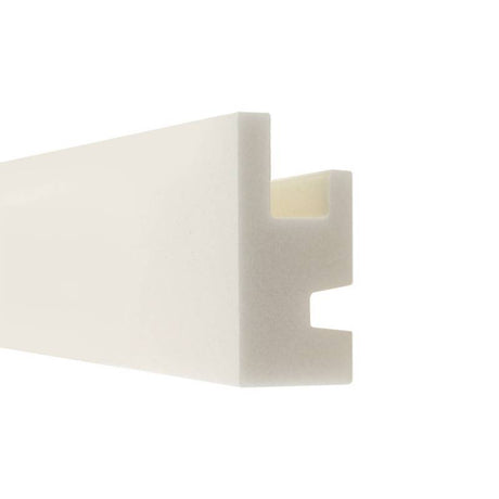 Moldura fabricada en poliestireno extruido diseñada para instalación de iluminación lineal led. La combinación entre los perfiles de aluminio, molduras de poliestireno y tiras led, ofrecen un acabado distinguido a tus proyectos más exigentes.