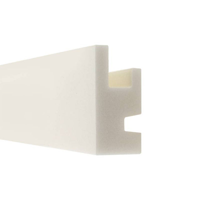 Moldura fabricada en poliestireno extruido diseñada para instalación de iluminación lineal led. La combinación entre los perfiles de aluminio, molduras de poliestireno y tiras led, ofrecen un acabado distinguido a tus proyectos más exigentes.