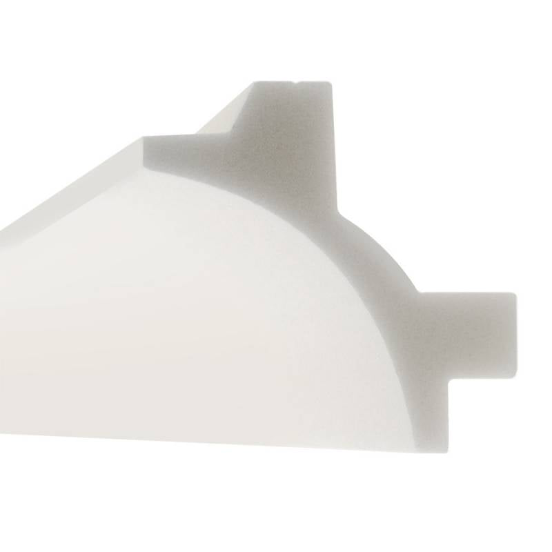 Moldura fabricada en poliestireno extruido diseñada para instalación de iluminación lineal led. La combinación entre los perfiles de aluminio, molduras de poliestireno y tiras led, ofrecen un acabado distinguido a tus proyectos más exigentes.