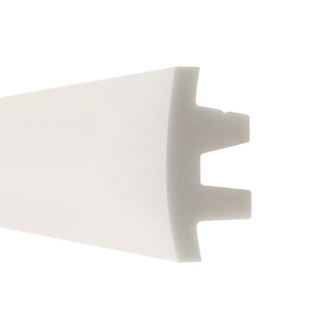 Moldura fabricada en poliestireno extruido diseñada para instalación de iluminación lineal led. La combinación entre los perfiles de aluminio, molduras de poliestireno y tiras led, ofrecen un acabado distinguido a tus proyectos más exigentes.