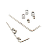 Kit que incluye 3 prisioneros metálicos en forma de cilindro fabricados en acero cromado para sujetar los cables de suspensión y/o electrificados + 3 tornillos allen para aprisionar el cable + 1 llave allen + 3 tornillos allen y llave para sujetar la cubierta acrílica del perfil. 