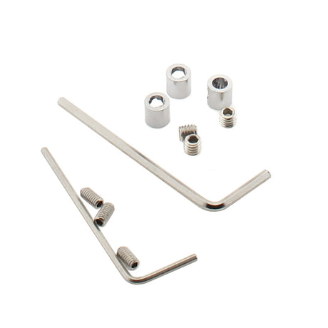 Kit que incluye 3 prisioneros metálicos en forma de cilindro fabricados en acero cromado para sujetar los cables de suspensión y/o electrificados + 3 tornillos allen para aprisionar el cable + 1 llave allen + 3 tornillos allen y llave para sujetar la cubierta acrílica del perfil. 