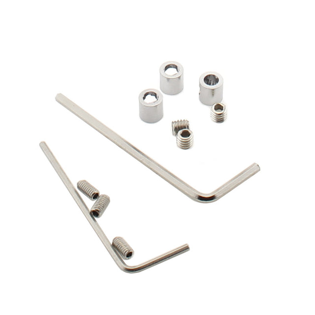 Kit que incluye 3 prisioneros metálicos en forma de cilindro fabricados en acero cromado para sujetar los cables de suspensión y/o electrificados + 3 tornillos allen para aprisionar el cable + 1 llave allen + 3 tornillos allen y llave para sujetar la cubierta acrílica del perfil. 