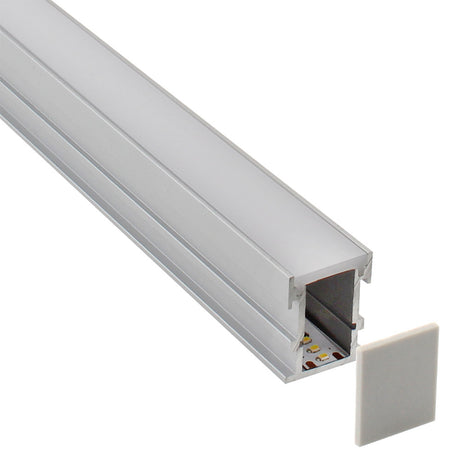 Kit que incluye perfil de aluminio, cubierta opal y tapas laterales. Para proteger y ocultar las tiras led, lo que permite realizar instalaciones profesionales, limpias y con estilo. Indicado para instalación empotrada en suelo.