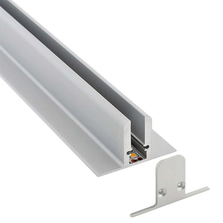 Perfil de aluminio de alta pureza y acabado anodizado para aplicaciones con metacrilato óptico que permite ocultar las tiras LED. Perfil de aluminio para realizar instalaciones profesionales, limpias y con estilo. Estos perfiles de aluminio son ideales para aplicaciones de rotulación, creación de baldas con luz, etc.