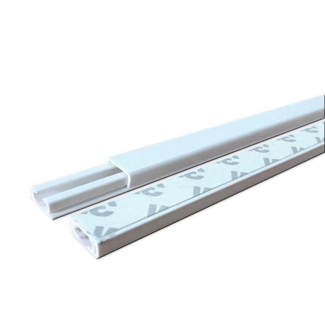 Canaleta para organizar cables. Incluye tapa y adhesivo para fijar al soporte.