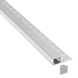 Perfil fabricado en aluminio de alta calidad ideal para iluminación de cualquier ambiente (baños, cocinas, pasillos, salones, etc) Se instala en obra entre el pladur, yeso, azulejos, etc. Dispone de aletas troqueladas que facilita la inserción del cemento u otro material para asegurar así un agarre perfecto a la pared.
