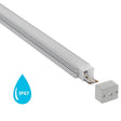 Perfil de aluminio para proteger las tiras led, lo que permite realizar instalaciones profesionales, limpias y con estilo. Incluye pletina disipadora, tubo de policarbonato, tapones de silicona y tapas finales. Con protección IP67