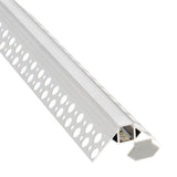 Perfil fabricado en aluminio de alta calidad ideal para iluminación de cualquier ambiente (baños, cocinas, pasillos, salones, etc) Se instala en obra entre el pladur, yeso, azulejos, etc. Dispone de aletas troqueladas que facilita la inserción del cemento u otro material para asegurar así un agarre perfecto a la pared.