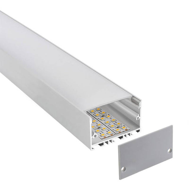 Kit que incluye perfil de aluminio, cubierta opal y tapas laterales. Para proteger y ocultar las tiras led, lo que permite realizar instalaciones profesionales, limpias y con estilo. Para instalación suspendida o superficie.