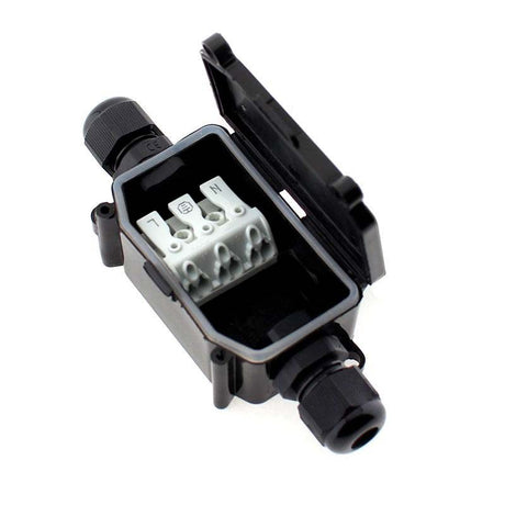 Caja IP65 para conexiones estancas, incluye conector con clips para tres hilos.