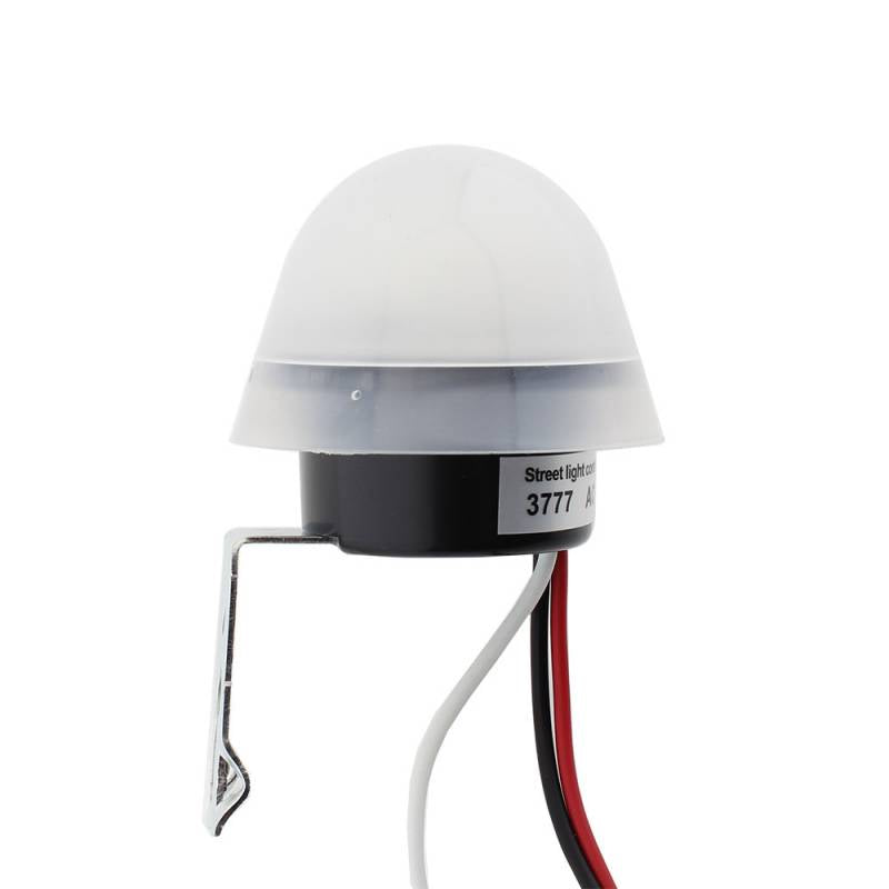 Sensor crepuscular para instalación en interiores con protección IP20. Permite el encendido / apagado de luminarias en función de la luz ambiente. Soporta una carga de hasta 10 amperios (2200W).