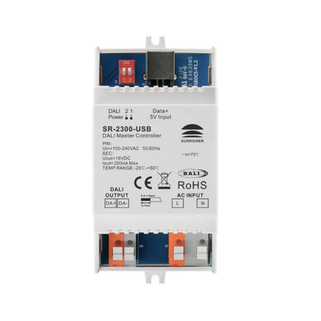 El controlador master DALI para riel DIN SR-2300-USB es un controlador central de un sistema DALI para controlar dispositivos de control DALI de última generación. Permite asignar y gestionar automáticamente direcciones de hasta 64 equipos de control. Admite 5 equipos de control DALI, tipos de dispositivos: DT6, DT8 Tc, DT8 coordenadas XY, DT8 RGBWA, DT7 Actuador de conmutación. También soporta los dispositivos de entrada pulsador DALI-2 tipo 301