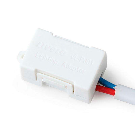 El Filtro LED Flash Save antiparpadeo es la solución ideal para el 99% de casos de parpadeo en las instalaciones de bombillas LED. El dispositivo Flash Save soluciona los problemas ocasionados con las pequeñas cargas de tensión que encuentran su salida en las luminarias LED que parpadean al necesitar muy poca energía para funcionar.