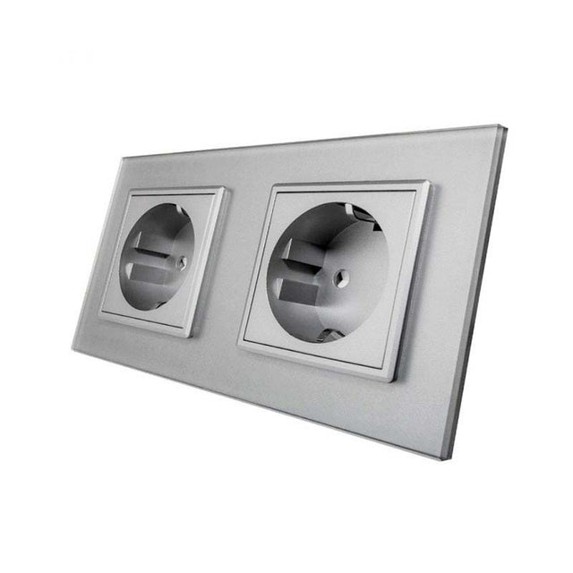 Enchufe doble tipo SCHUKO EU de 16A, compuesto de mecanismo (base) + clavija plástico + panel frontal vidrio. Mecanismo eléctrico de empotrar con cuerpo de aluminio y panel frontal de cristal templado con acabado de alta calidad y diseño minimalista.