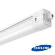 Iluminación perfecta con la Regleta Estanca LED 20W SAMSUNG - LUMINAIRA - 3CCT. Esta regleta estanca combina calidad y versatilidad para brindarte una experiencia lumínica excepcional. Con su potente y eficiente tecnología LED disfruta de una iluminación brillante y uniforme en cualquier entorno. IK08.  COLOR SELECCIONABLE (CCT 3000K-4000K-5700K) LED integrado. La luminaria LED es puede usarse tanto en interior, como en exterior por tener IP65,  y grado anti golpeo  IK08. FP + 0.98.