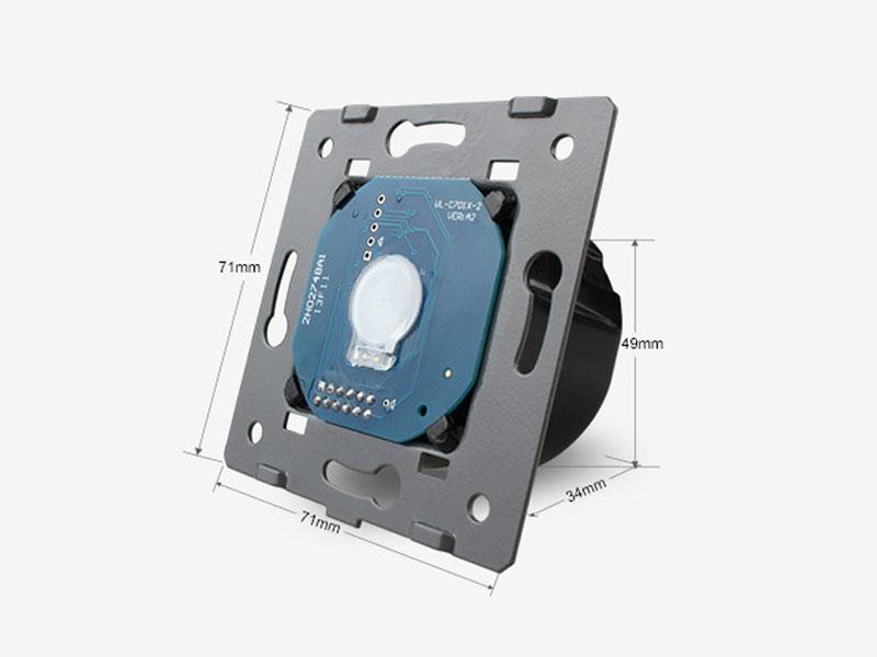 Mecanismo de empotrar EU, interruptor simple + temporizador, con cuerpo de aluminio y botones táctiles iluminados. Al accionarlo el circuito se abre (ON) durante un tiempo de 30 segundos y pasado ese tiempo, el interruptor se cierra (OFF).