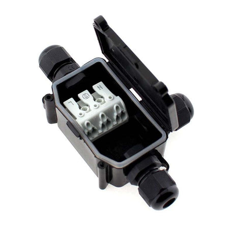 Caja IP65 para conexiones estancas, incluye conector con clips para tres hilos.