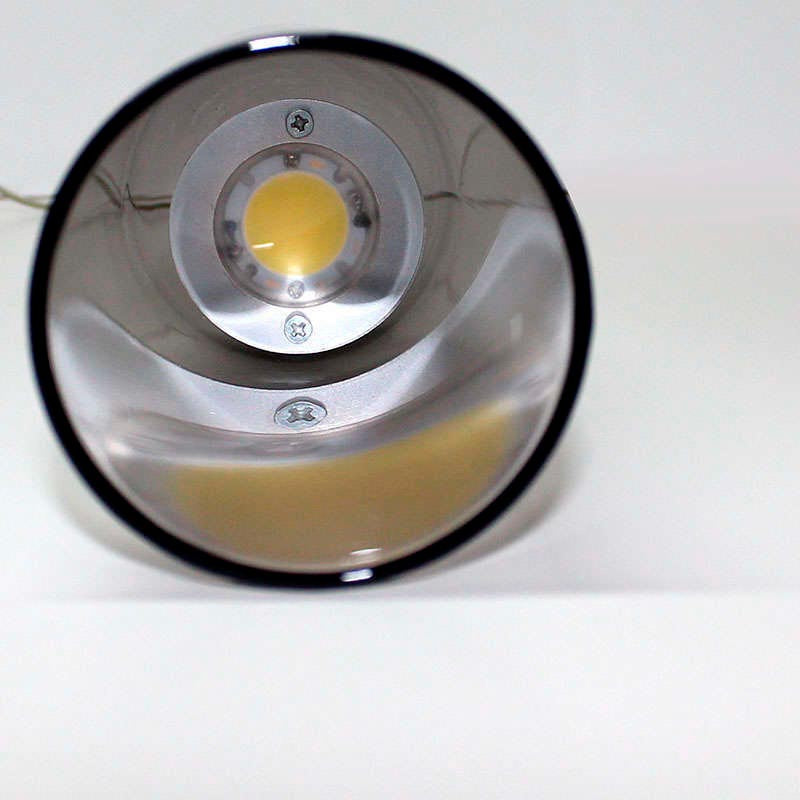 Luminaria colgante realizada en cristal para acentuar la iluminación allí donde se precisa y crear un ambiente único.