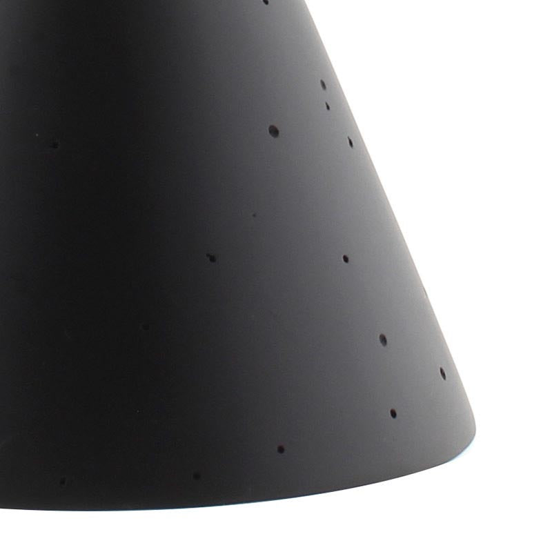 NEMO es una colección de lámparas colgantes con un cuerpo hecho de resina y una lámina de aluminio de alta calidad y lacado en color negro para envolver la bombilla que se convierte en un punto esencial de la luz. Réplica inspirada en la popular lámpara de Tom Dixon.