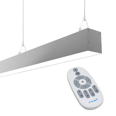 Luminaria de suspensión lineal que ofrece una iluminación general a través del difusor de policarbonato opal que crea un ambiente perfecto para cualquier estancia. Luz (2700K-6500K) ajustable mediante mando a distancia.