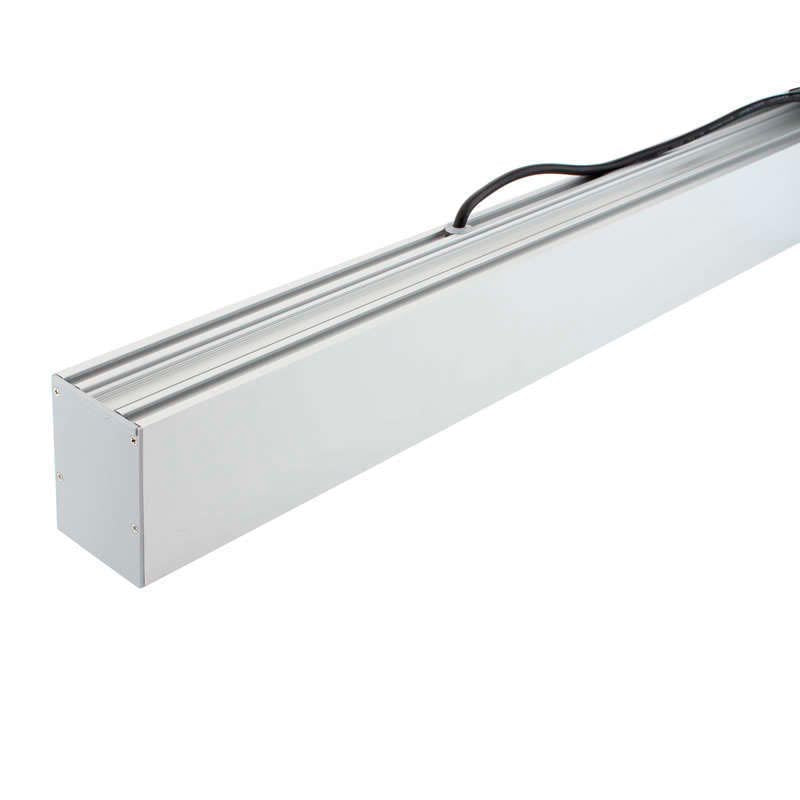 Luminaria de suspensión lineal que ofrece una iluminación general a través del difusor de policarbonato opal que crea un ambiente perfecto para cualquier estancia. Luz (2700K-6500K) ajustable mediante mando a distancia.