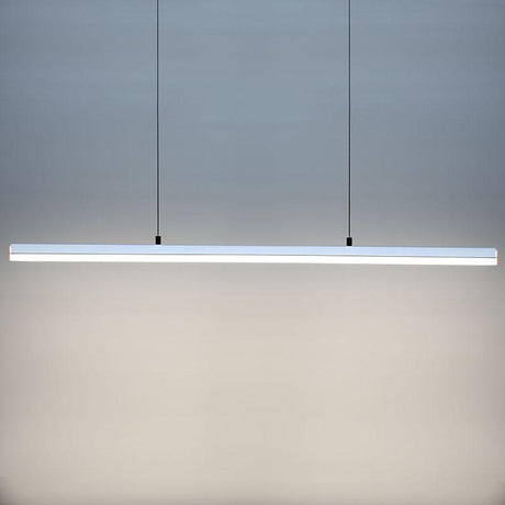 Luminaria de suspensión lineal que ofrece una iluminación general a través del difusor de policarbonato opal que crea un ambiente perfecto para cualquier estancia.