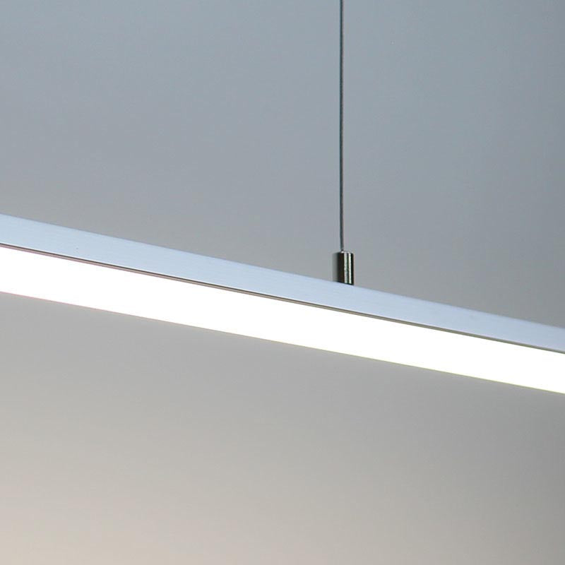 Luminaria de suspensión lineal que ofrece una iluminación general a través del difusor de policarbonato opal que crea un ambiente perfecto para cualquier estancia.